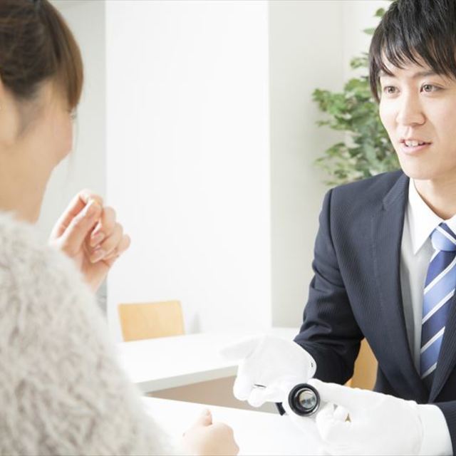 査定結果を顧客へ説明する鑑定士